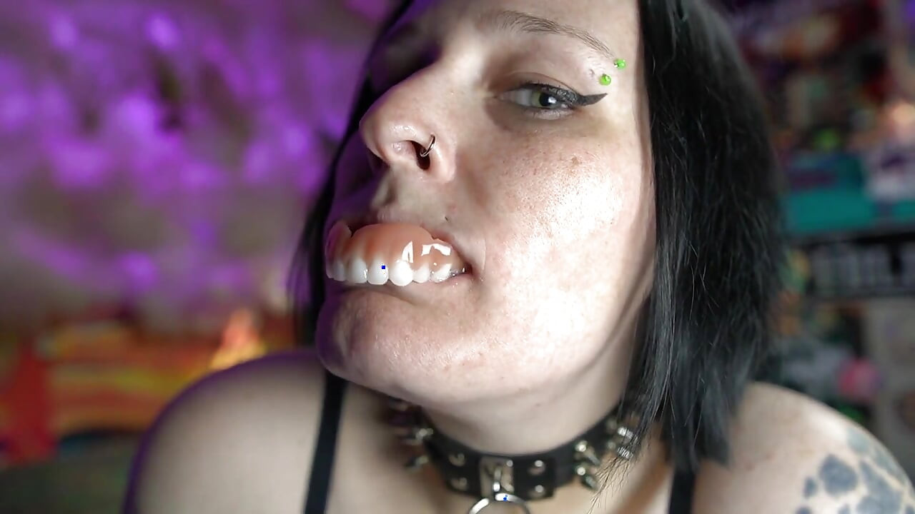 Seksi gotik protezleriyle oynuyor