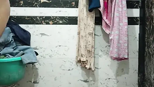 Priya bhabi yeni tarz vücut gösterisi