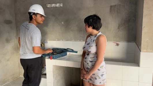 Evimde bazı şeyleri düzeltmesi için güçlü ve seksi bir mason tutuyorum ama o o kadar lezzetli ki ona hayatının sikini veriyorum