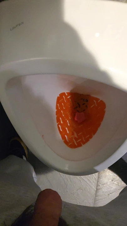 İş yerinde uzun bir günün ardından işiyor