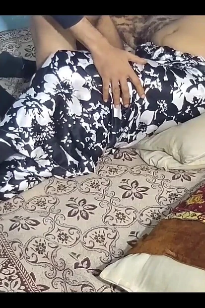 Пакистанской жены трахнули киску в миссионерской позе