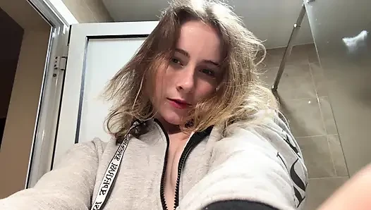 Gri gömlek pixie buharlı banyo - sabunlu azdırarak yere yolculuk