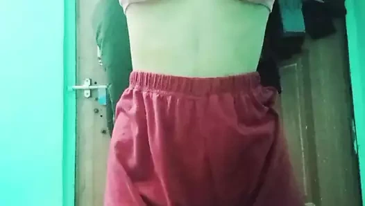 Hintli genç kız götünü ve göğüslerini gösteriyor