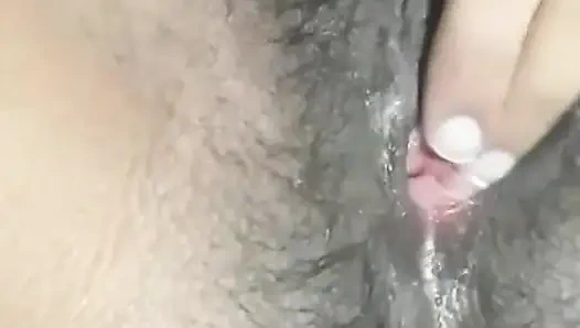 Hintli ateşli kız banyo yapıyor ve kendini parmaklıyor