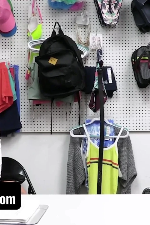 Shoplyfter - redhanded yakalanan hırsız üvey kız kardeşler lp memurlarının taleplerine uymak zorunda