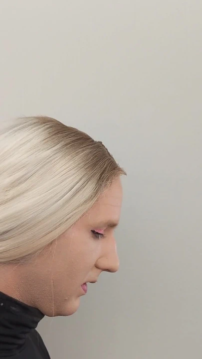 Travesti ve kadın göz kapağını takıyor | Klip 1