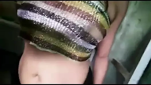 Hintli hizmetçi akşamları göğüslerini gösteriyor ve mastürbasyon yapıyor