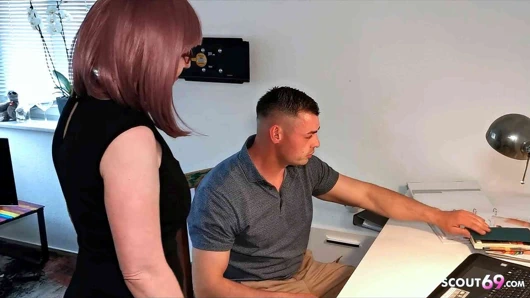 Alman kadın olgun patron stajyerleri ofiste aldatacak şekilde baştan çıkarıyor