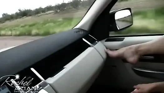 Rachel arabada inmek için dildo kullanıyor