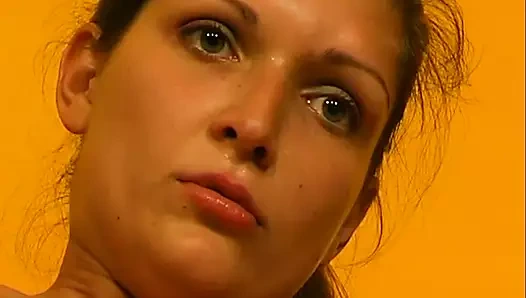 Benim adım Maria, ben teşhirci bir esmer modelim