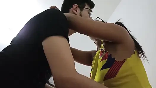 New York Abd'li 18 yaşındaki esmer büyük sarkık memeler üvey erkek kardeşinin büyük yarağını sikiyor