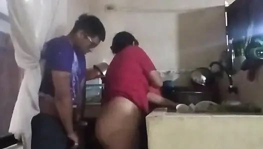 Karım oturma odasındayken hizmetçiyi mutfakta sikiyorum