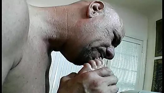 Sevimli hatun sıkı göt deliğini sikmeden önce yaşlı adam tarafından amını siktiriyor