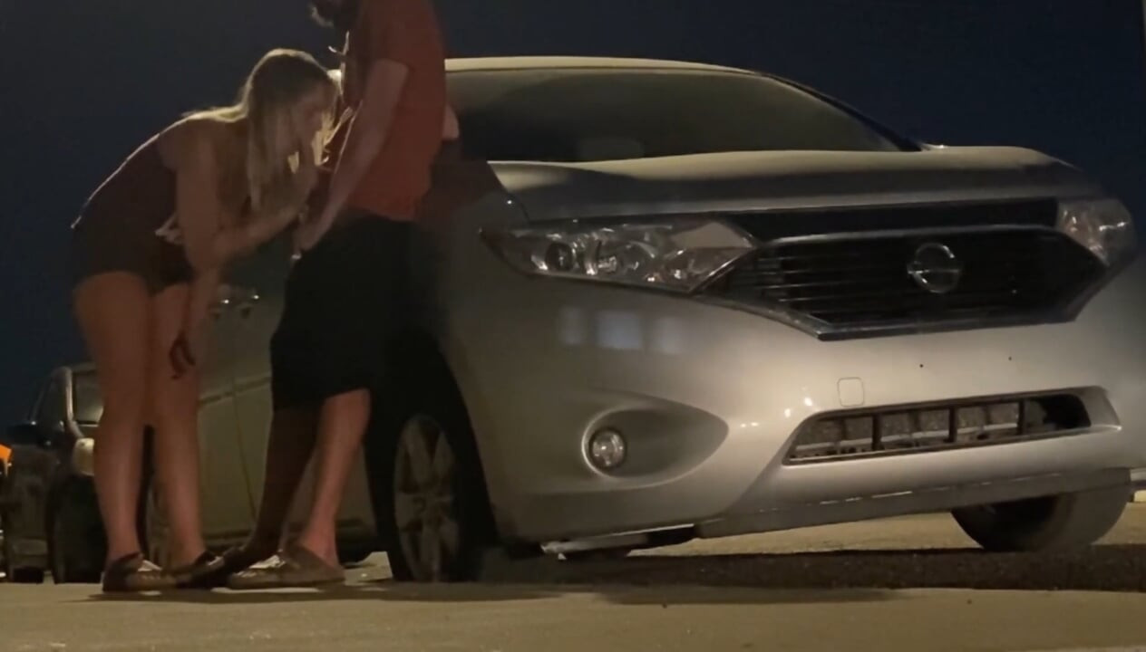 deliği aldatıyor ve herkesin içinde yakalanıyor