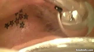 Bu esmer tatlı için çok orgazm bir banyo