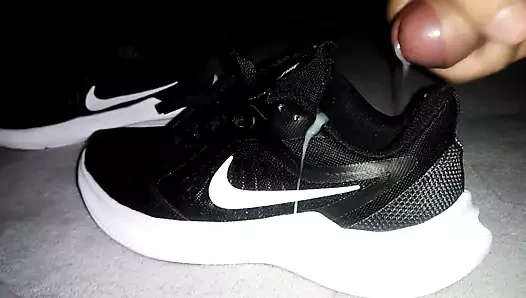 Nike, karım bir arkadaşından içeride cumshot kaçıyor