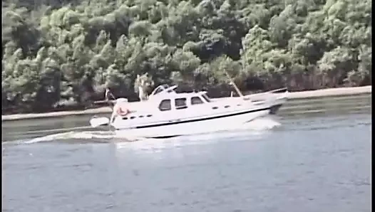 Ateşli sürtükler amını sikmek için dildo kullanıyor ve plajda amını yalıyor