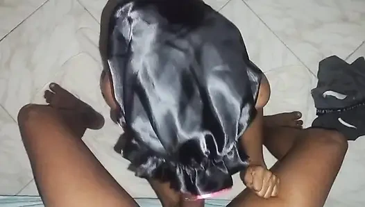 Edepsiz genç üvey kız kardeş büyük zenci yarağını emmek ve sikişmek için evde kalıyor