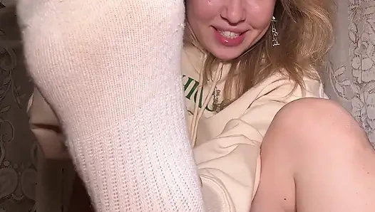 Kötü bir şeydin ve kirli çoraplarıma tapmak zorundasın