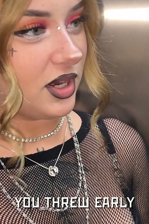 Alt Girl Hazır Bir Enerji Içeceği Için Sikişmeye Hazır.