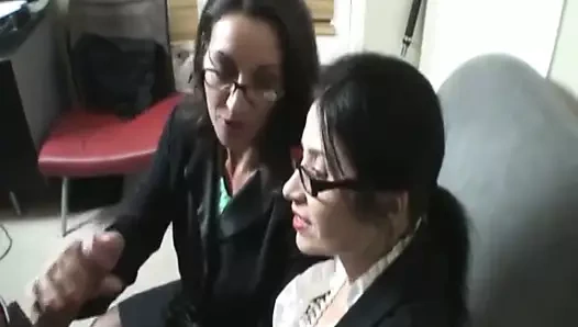 Çift milf okşayarak