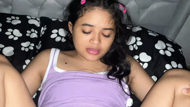 Моя двоюродная сестра понимает, что я мастурбирую рядом с ней, и я не могу поверить в ее реакцию.