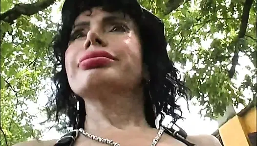 Anal orta yaşlı seksi kadınlar ağzına işiyor