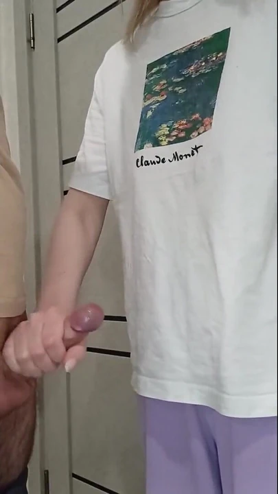 Сногсшибательный момент из "Подруга мачехи дрочит хуй молодого парня на семейной вечеринке"