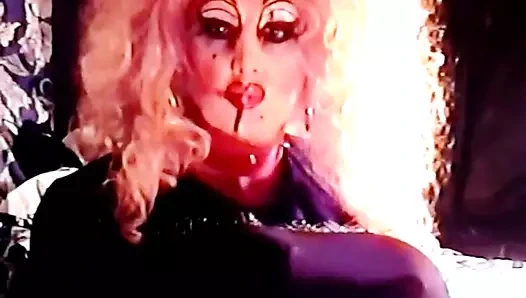 Ott drag tv uzun tırnaklarla sigara içiyor.