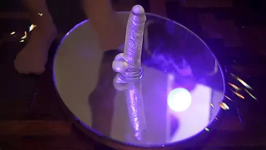 Sahibe yarağına ve taşaklarına bas, mastürbasyon yap, ayakla mastürbasyon