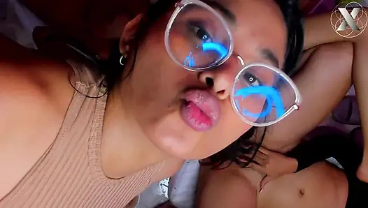 Odasında tek başına inliyor