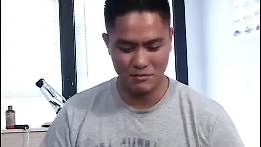 Шлюха-блондинка с маленькими сиськами всегда готова к тройничку с двойным шпилю