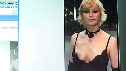 Boşalmak siyah bir üstte seksi bir sarışına haraç