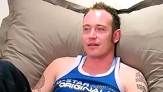 Mürekkepli İngiliz Rik büyük yarağını gösterme konusunda utangaç değil