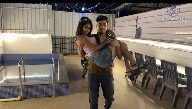 Sevgilisi kız arkadaşını eve getirdi ve onunla seks yaptı.