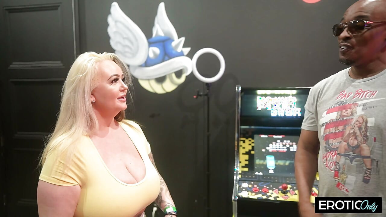 Büyük zenci yarağı sarışın sürtüğü arcade'de sikiyor