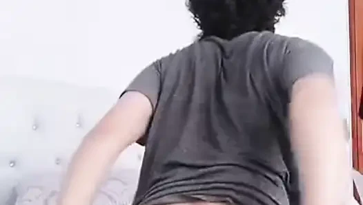 Seksi kadın adam yatakta twerk yapıyor.