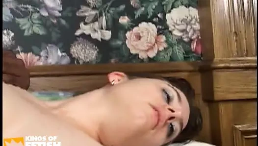 Zenci adam yatakta beyaz bir kızın tüm sikiş deliklerini parçalıyor