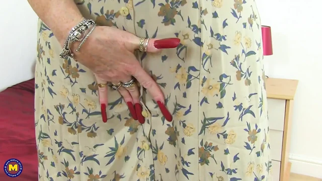 Возбужденная британская бабушка Zadi мастурбирует себя своим новым вибратором