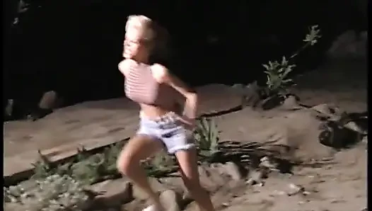 İri göğüslü genç kız ters kovboy kız rolünü oynamak istiyor