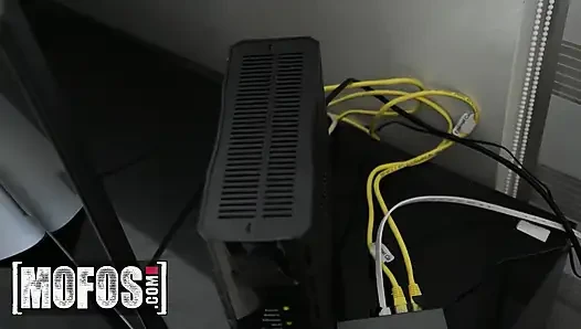 Mofos - wi-fi tamircisi Alina Ali'nin kirli tarafını buluyor ve ateşli seksle ödüllendiriliyor ve göğüslerine boşalıyor