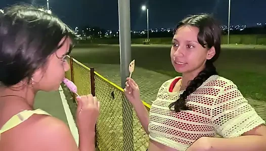 Kız arkadaşımı yürüyüşe davet ettikten sonra sikiyorum ve eski sevgilim dondurma satıyor ve neredeyse üçlü seks yapıyoruz