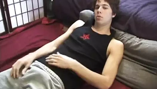 Genç Jayden elle muamele çekiyor