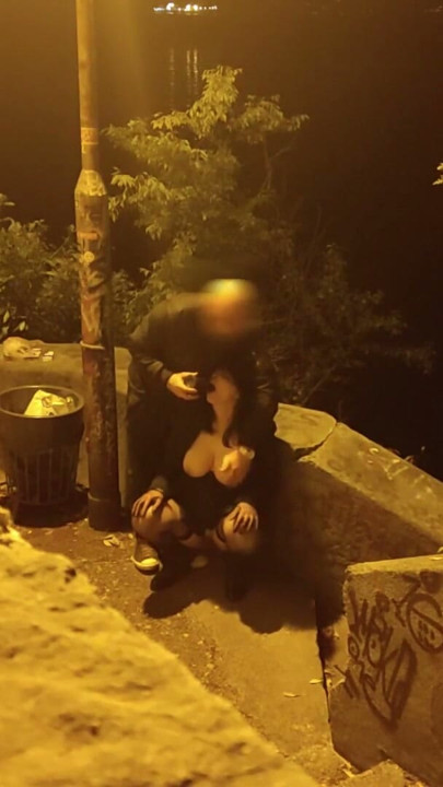 Ateşli iç çamaşırlı büyük memeli kayınvalide açık havada dildo ve şişman yarakla aşağılanıyor | Klip 1