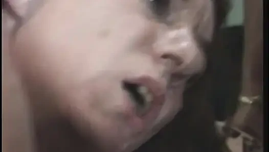 Azgın yaşlı sürtük amını yarakla doldururken yarak emiyor - yaşlı porno