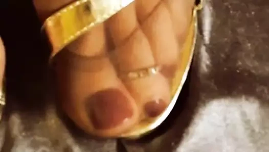 Külotlu çorap ve altın topuklu ayaklar