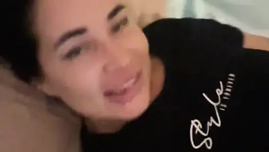 Büyük götlü sürtük solo dildo mastürbasyonu