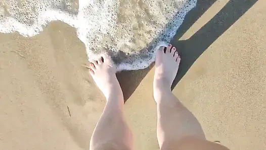 Plajda üstsüz yürüyor ve çıplak işiyor