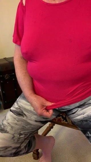 sıkı giysiler çekerek büyükanne sütyen