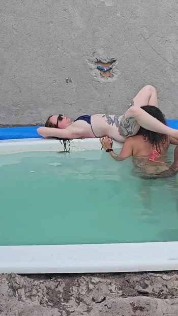 Захватывающий момент из "Дрочу к бассейну и трахаю двух горячих телочкой с камшотом внутри"